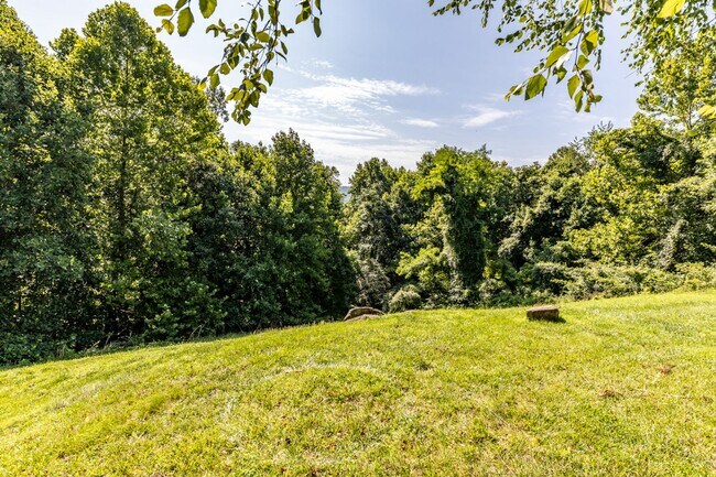 Building Photo - 1463 Glenside Green - River Run Townhome!