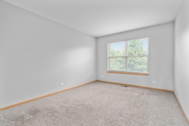 Building Photo - 484 Majestic Ln