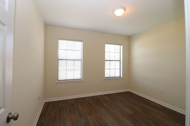 Building Photo - Easy Living 3/2/2