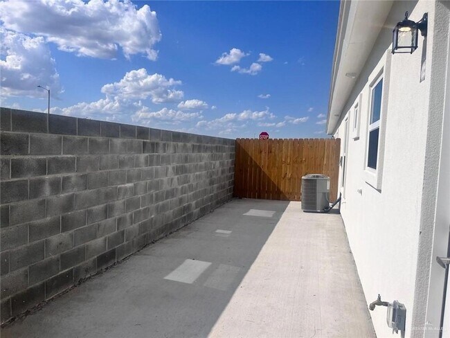 Building Photo - 3904 Ventura Ave