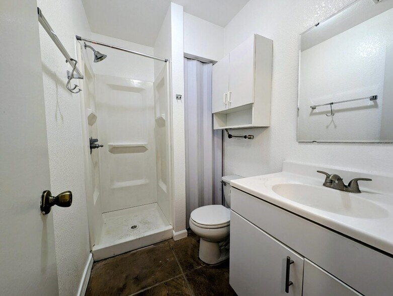 bathroom - 203 N Grande Ave
