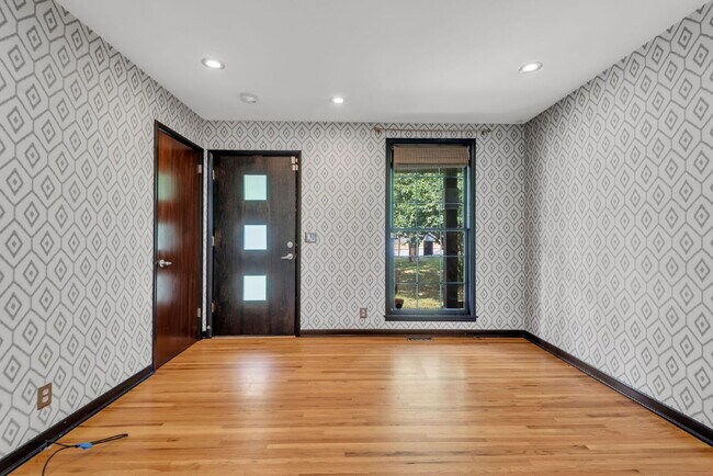 Building Photo - "Charming 3-Bedroom Haven with Gleaming Hardwood Floors in Vibrant Nashville Neighborhood!"