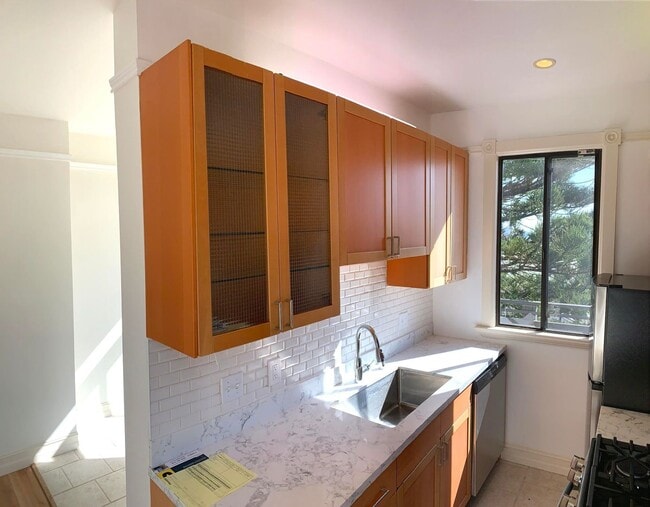 Building Photo - UPDATED BRIGHT 2BR/1BA  Top Floor Noe Vall...