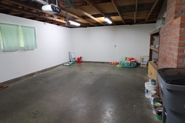 Building Photo - 1419 W Pinedale Ave