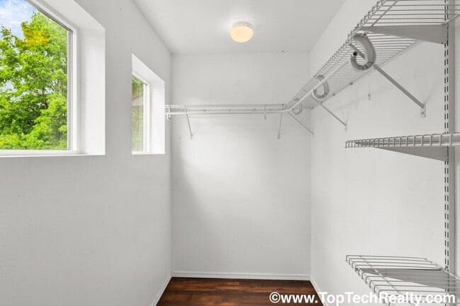 Building Photo - Charming 3 BD 2 BA Townhome Located in Hillsboro's Briarcreek Community | Recently Updated! | Mai...