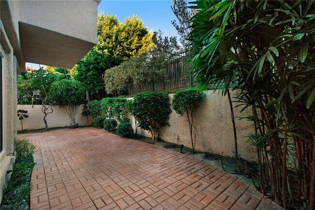 Building Photo - 30 St Michael