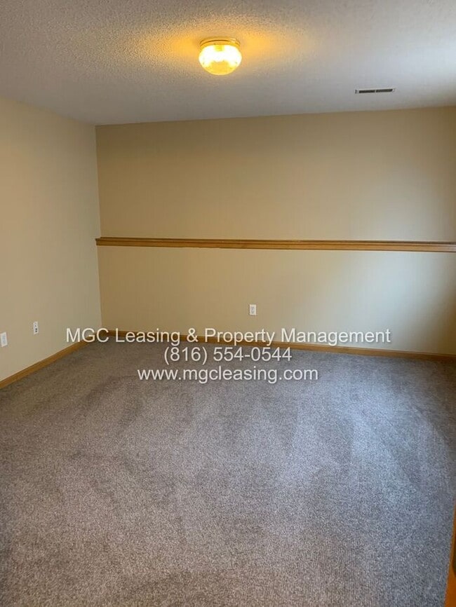 Building Photo - A Bright, Comfortable Split-Level Home in a Convenient Raymore Location