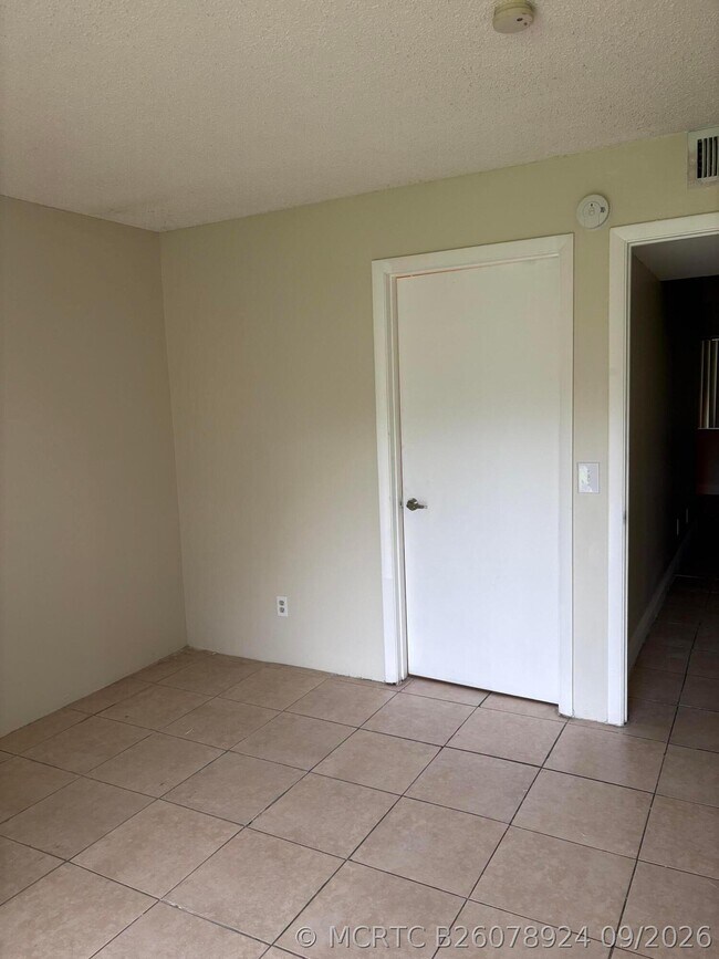 Building Photo - 318 Meadows Cir