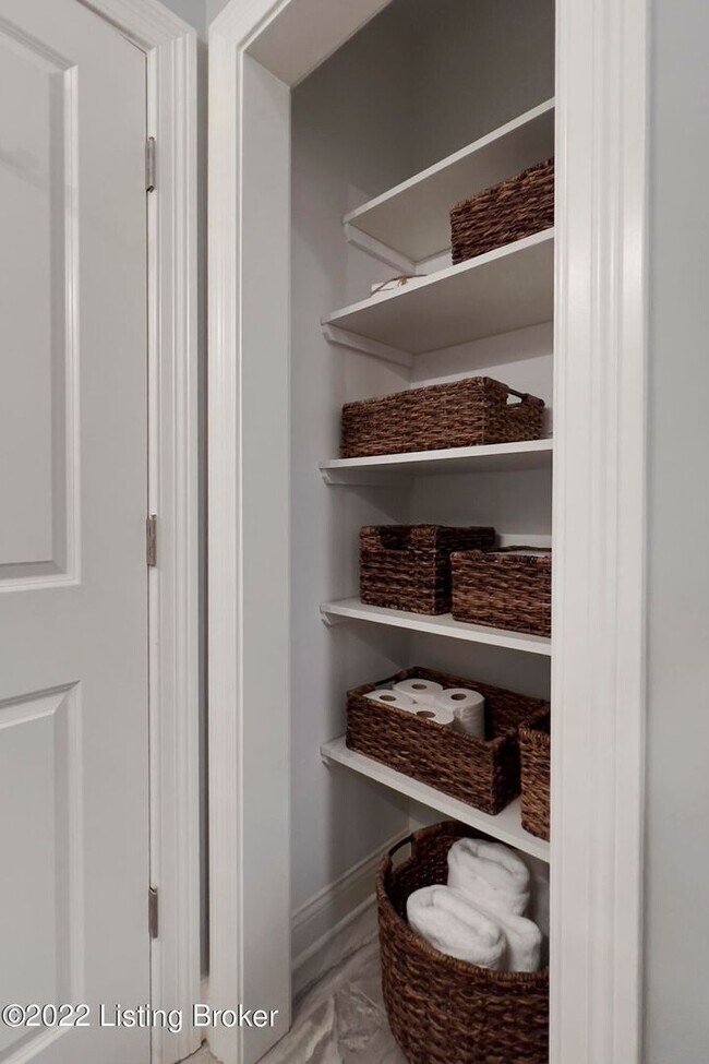 Building Photo - Enviable 4 bedroom and 3.5 bath home with 3 car garage available in North Commons