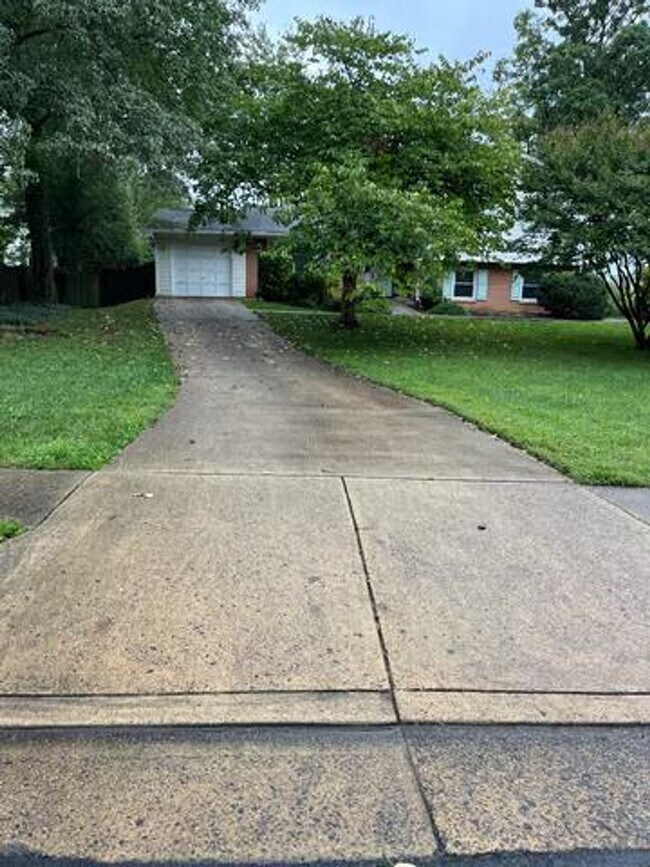 Building Photo - 1937 Woodford Rd