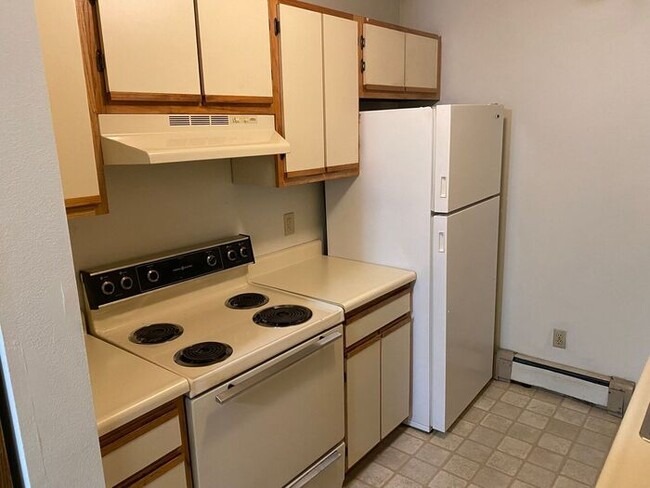 Building Photo - $1,100 | 2 Bedroom, 1 Bathroom Apartment |...