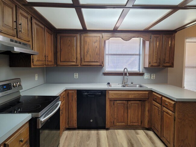 Building Photo - Newly Remodeled 3 Bedroom/2 Bath Home In V...