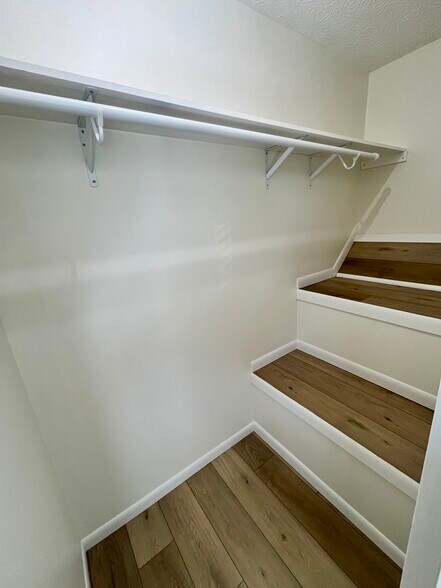Master Closet - 4895 Drayton Rd