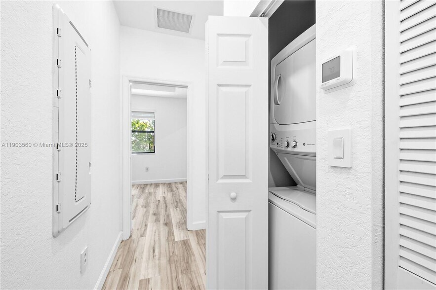 Building Photo - 10537 W 32nd Ln