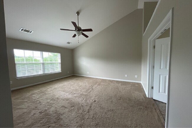 Building Photo - Beautiful Simpsonville Home
