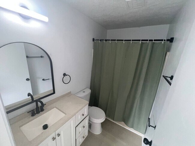 Building Photo - 121 Monroe St