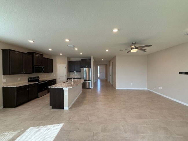 Building Photo - 3 Bedroom 2.5 Bath Single Family Home Promenade Estates