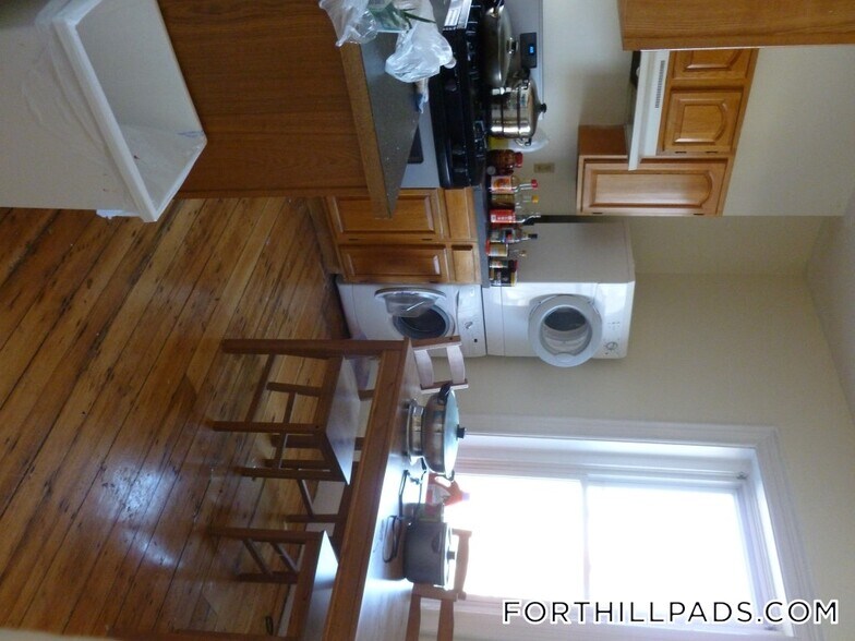 Building Photo - 227 Roxbury St