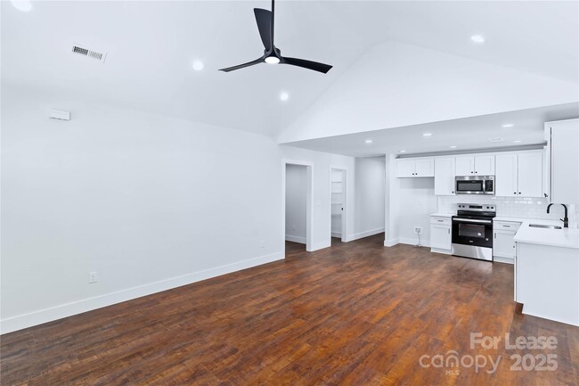 Building Photo - 931 N Granard St