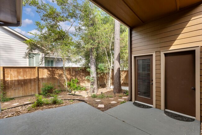 Building Photo - 6 E Cottage Green St