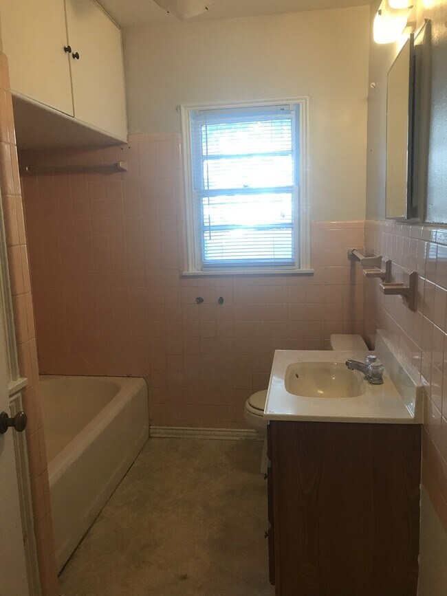 Building Photo - Cute 2 bedroom home!