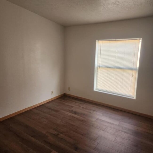 Building Photo - 1015 Doneen Ln