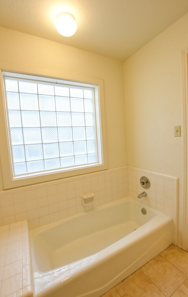 Building Photo - On Golf Course Townhome