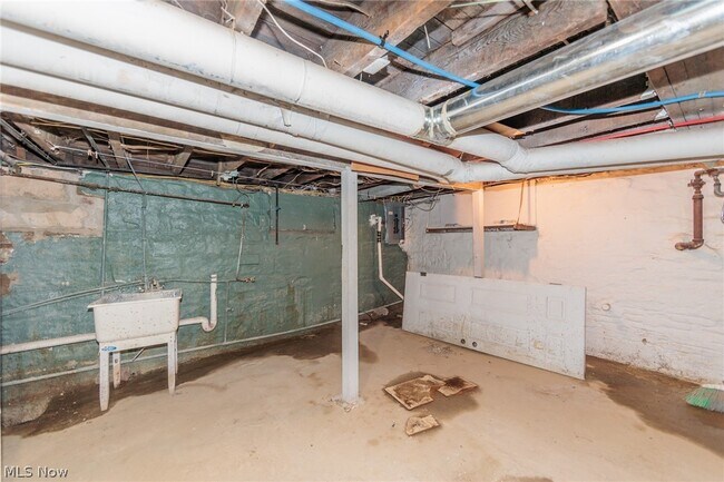 Building Photo - 1558 Winchester Ave