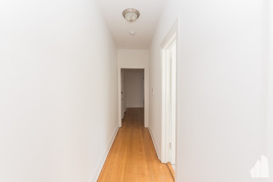 Building Photo - 1212 W Lunt Ave