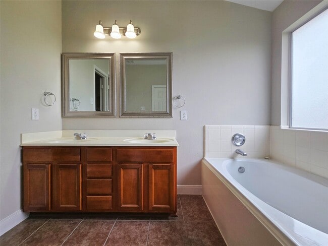 Building Photo - 26435 Richwood Oaks Dr