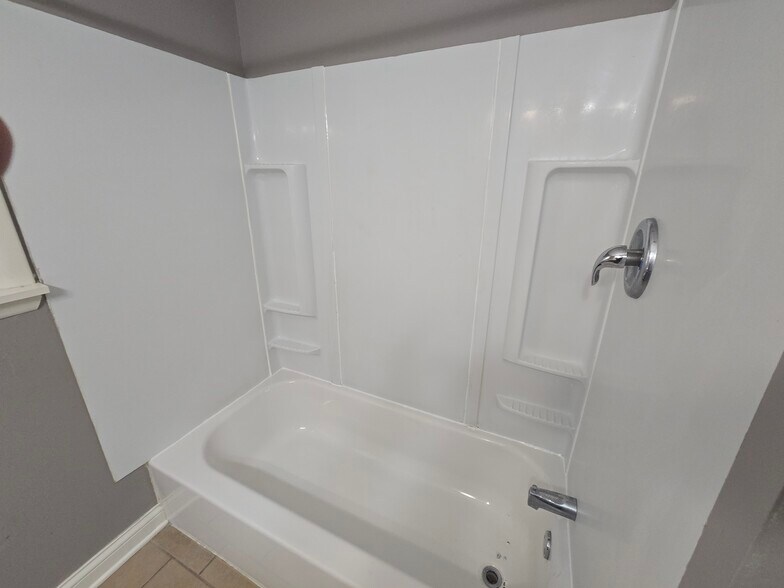 Building Photo - 2728 Edgewood Dr