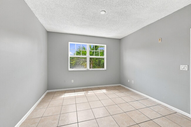 Building Photo - 5860 W Sample Rd