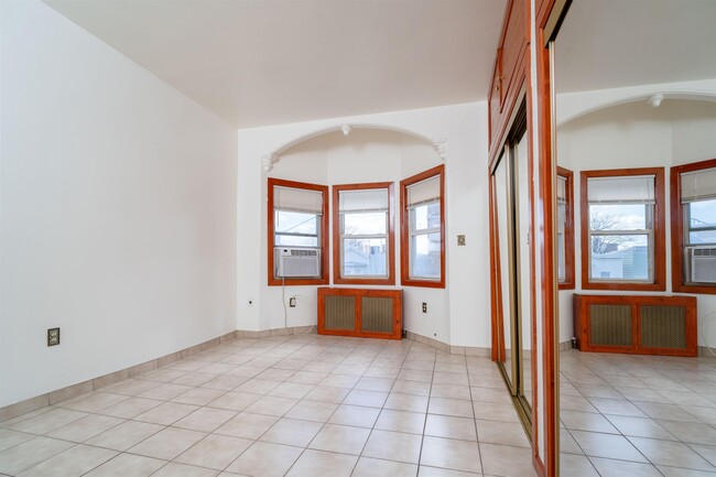 Building Photo - 724 17th St