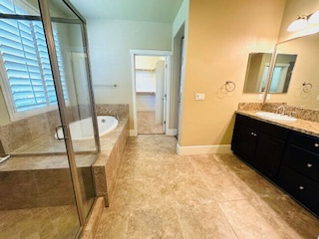 Building Photo - $2,695 Beautiful Barclay Square 4 Bed / Ha...