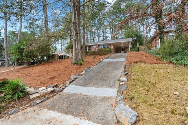 Building Photo - 2630 Warwick Cir NE