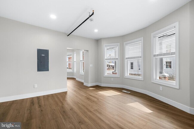 Building Photo - 320 W King St