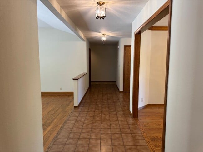 Building Photo - Spacious 4 bedroom, single level home in M...