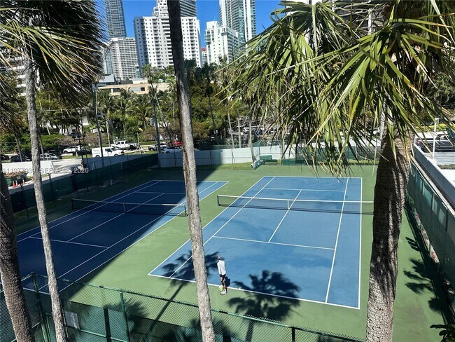 Building Photo - 1541 Brickell Ave