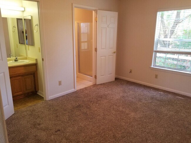 Building Photo - Clean and Comfortable Home - Attached Garage