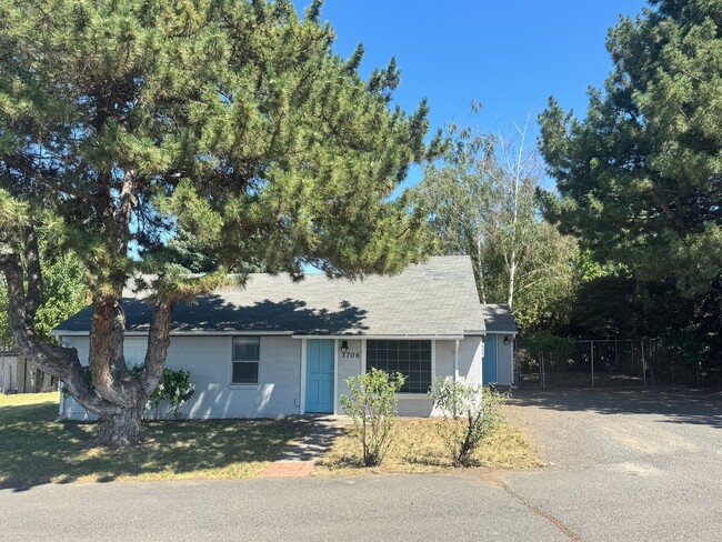 Primary Photo - 3 bedroom 1 bathroom remodeled home, w/d h...