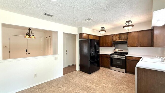 Building Photo - 10105 Oak Hollow Dr