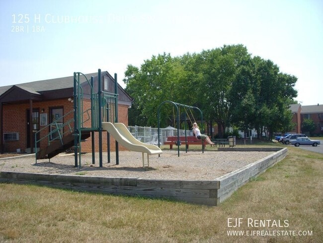 Building Photo - 125H Clubhouse Dr SW