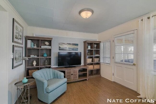 Building Photo - Lakefront 4 bed 2 bath home