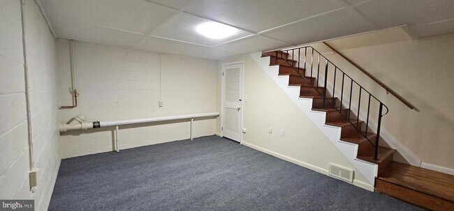 Building Photo - 222 E Whitlock Ave