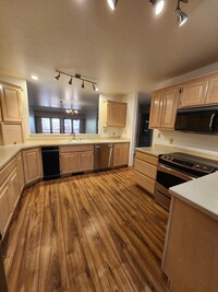 Building Photo - Spacious Townhome in Desirable Upper Rattl...