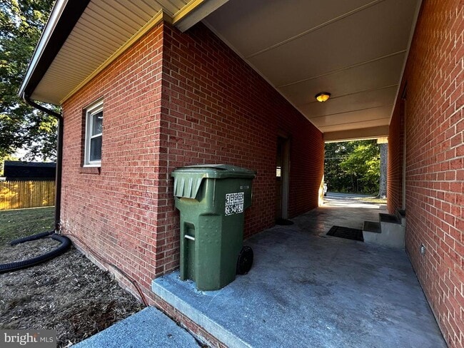 Building Photo - 985 Tasker Rd