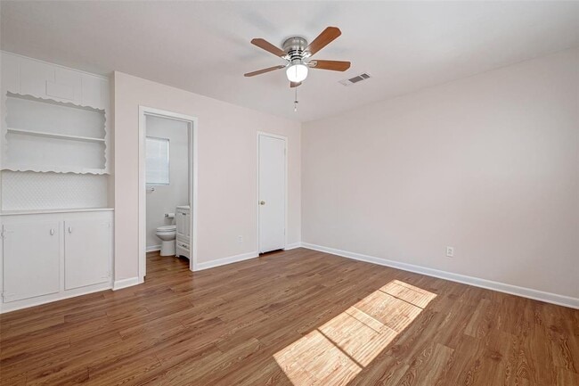 Building Photo - 5910 Sheringham St