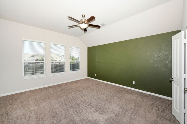 Building Photo - Move-In Special! Enjoy 2 Weeks Free Rent o...