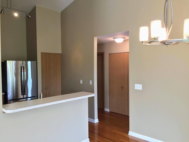 Building Photo - 525 Silverstone Dr
