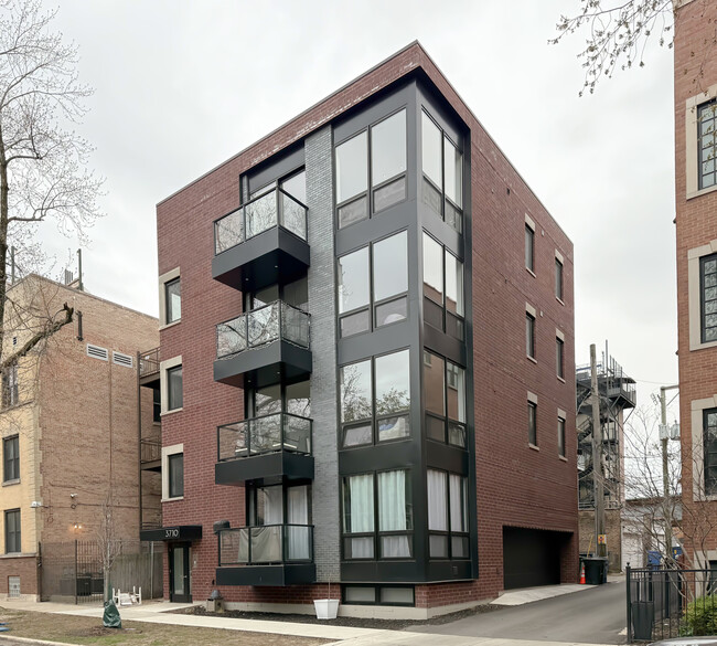 Primary Photo - 3710 N Kenmore Ave
